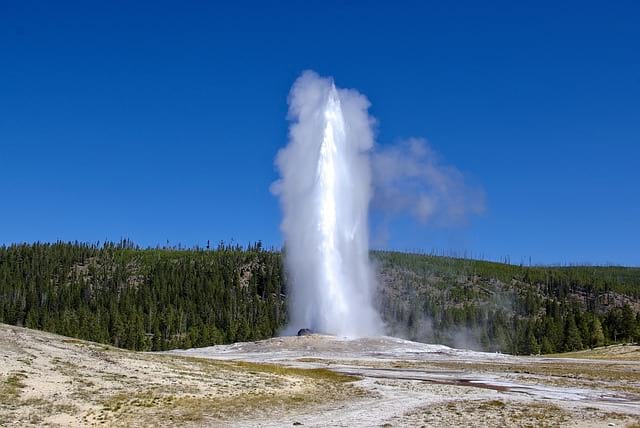 Yellowstone-National-Park-Old-Faithful-Geyser